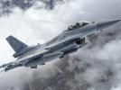 F-16 w locie na tle chmur - widok z bliska (fot. CO MON)