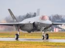 F-35 na lotnisku (fot. szer. Zbigniew Moszczański) F-35 na lotnisku (fot. szer. Zbigniew Moszczański)