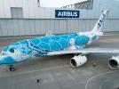 Pierwszy A380 zamówiony przez japońskie linie ANA opuszcza hangar malarski w Hamburgu (fot. Airbus)