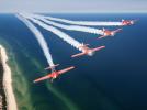 Grupa Akrobacyjna Żelazny w locie nad brzegiem morza - widok z przodu (fot. PKN Orlen)