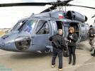 Katarzyna Hadała przy śmigłowcu S70i Black Hawk na lotnisku EPRJ (fot. Tomasz Kępanowski/Lotnicze podkarpackie)