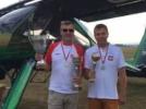 Krzysztof Wieczorek (z lewej) i Marcin Wieczorek z trofeami MP (fot. Archiwum Aeroklub Krakowski)
