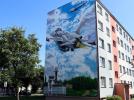 Lotniczy mural na bloku w Łasku (fot. KruK Maluje/FB)