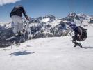 Luc Alphand i paralotniarz na stoku (fot. redbull.com)