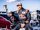 Łukasz Czepiela siedzi na skrzydle samolotu - widok z bliska (fot. Red Bull Content Pool)