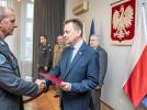 Mariusz Błaszczak, minister obrony narodowej wręcza Gen. bryg. pil. Krzysztofowi Walczakowi nominację (fot. MON)