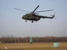 Mi-8 w locie z ładunkiem zewnętrznym z wykorzystaniem siatki (fot. st. szer. Piotr Bielawski)