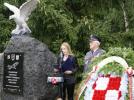 Odsłonięcie na Cmentarzu Komunalnym w Pile Pomnika żołnierzy lotnictwa (fot. powiat.pila.pl)