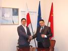 Steven Zhang, General Manager of Jiangsu Aero AT Ltd,  Director of AERO AT Sp.z o. o. oraz Sławomir Majman prezes PAIiIZ