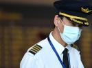 Pilot samolotu pasażerskiego w masce ochronnej (fot. smh.com.au)