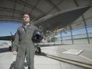 Pilot z eskadry Królewskich Sił Powietrznych przed samolotem F35 Lightning (fot. BBC Brit)