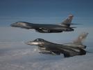 Polski samolot F-16 eskortuje amerykański bombowiec B-1B (fot. wojsko-polskie.pl/dgrsz)