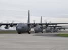 Polskie i amerykańskie samoloty C-130 Hercules na lotnisku w Powidzu (fot. Luiza Wawrzyniak-Kozera) Polskie i amerykańskie samoloty C-130 Hercules na lotnisku w Powidzu (fot. Luiza Wawrzyniak-Kozera)