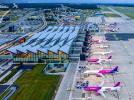 Port Lotniczy Gdańsk - widok z boku na samoloty na płycie i terminal (fot. Port Lotniczy Gdańsk/FB)