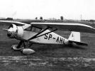 RWD-6 (SP-AHL) na lotnisku (fot. Autor nieznany/Domena publiczna/Wikimedia Commons)
