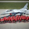 Reprezentacja Polski w piłce nożnej przy samolocie F-16 na płycie lotniska w Krzesinach (fot. Piotr Łysakowski)