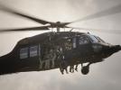 S-70i Black Hawk z żołnierzami GROM-u na pokładzie w locie (fot. Michał Niwicz)