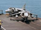 Sea Harriery FA.2 na pokładzie lotniskowca HMS "Illustrious" (fot. PHC Alexander C. Hicks, USN/Wikimedia Commons)