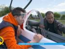 Sebastian Kawa i Michał Nobis przy szybowcu PW-6U (fot. kadr z programu Dzień Dobry TVN)