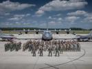 Polscy i amerykański żołnierze oraz samoloty po zakończonym szkoleniu z Aviation Detachment (fot. 31.BLT)