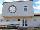 Technikum Lotnicze w Nagoszewie - wejście do szkoły (fot. technikumlotnicze.pl)