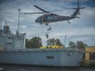 Trening na okręcie z udziałem policyjnego śmigłowca S-70i Black Hawk (fot. policja.pl)
