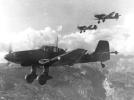 Trzy bombowce nurkujące Junkers Ju 87D-1 (Stuka) (fot. Karnath/Narodowe Archiwum Cyfrowe)