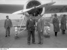 Wiley Post i Harold Gatty przy samolocie w 1931 roku (fot. Bundesarchiv, Bild 102-11928/CC-BY-SA 3.0/Wikimedia Commons)