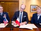 Michał Szaniawski, p.o. Prezesa Polskiej Agencji Kosmicznej (POLSA), podpisuje umowę z USSTRATCOM (fot. polsa.gov.pl)