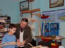 Jerzy Siatkowski oraz członek Klubu Lotniczego, Jerzy Kieras w pracowni Muzeum  Modelarstwa i Lotnictwa w Miniaturze w Szczawnie