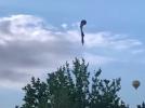 Balon na ogrzane powietrze uderzył w linię energetyczną w Albuquerque w stanie Nowy Meksyk (fot. kadr z filmu na youtube.com)