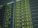 Tablica informacyjna na lotnisku - loty opóźnione (fot. thepointsguy.com)