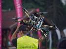 Dron i jego operator (fot. cedd.pl)