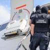 Interwencja Straży Granicznej na pokładzie samolotu (fot. Archiwum NwOSG)