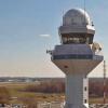 Wieża kontroli lotów na Lotnisku Chopina - widok z góry z bliska (fot. PAŻP)