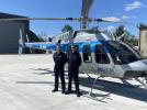 Bell 407GX-i należący do Policji z załogą przed hangarem (fot. kom. pil. Adrian Stefanowski z Zarządu Lotnictwa Policji GSP KGP)