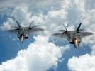 Dwa samoloty F-22 Raptor w locie - widok z przodu (fot. Master Sgt. Jeremy Lock, US Air Force)