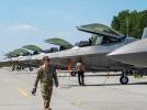 Myśliwce F-22 Raptor na płycie lotniska w 32. Bazie Lotnictwa Taktycznego w Łasku (fot. 32. Baza Lotnictwa Taktycznego)