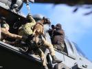 Przewodnicy ze swoimi psami ćwiczyli przy wykorzystaniu policyjnego śmigłowca S-70i Black Hawk (fot. mł. insp. Anna Kędzierzawska)