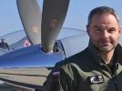 Kpt. pil. Eryk Parzyszek przed samolotem PZL-130 Orlik (fot. 4.SLSz)