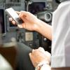 Pilot używający pokładowego telefonu komórkowego, fot. aerotime