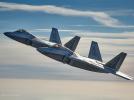 Dwa samoloty F-22 Raptor w locie - widok z bliska (fot. Piotr Łysakowski)