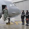 Gen. bryg. pil. Sławomir Żakowski wychodzi z samolotu C-295 M CASA (fot. 8. BLTr)