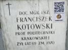 Naklejka z kodem QR na grobie docenta Franciszka Kotowskiego