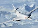 Tu-160 w locie nad ośnieżonymi górami (fot. Mil.ru, CC BY 4.0, Wikimedia Commons)