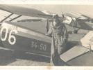 Jan Jakubowski przy samolocie RWD-8, lotnisko szkolne w Ułężu, 1938 rok (fot. reprografia ze zbiorów Muzeum Sił Powietrznych w Dęblinie)