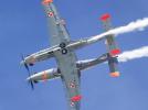 PZL-130 TC-II Orlik - dwa samoloty podczas akrobacji (fot. Aerobatic Team Orlik, Facebook)