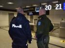 Policjant w terminalu lotniska w Krakowie-Balicach (fot. policja.pl)