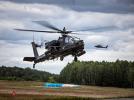 AH-64E Apache - dwa śmigłowce w locie (fot. Michał Niwicz)