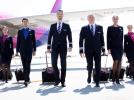 Piloci i załoga Wizz Air na płycie lotniska przed samolotem (fot. Wizz Air)
